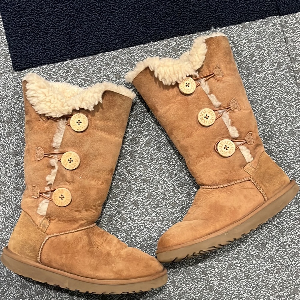 UGG Boots Bailey Boots Button Triplet Tall Women’s  Size 7 Chestnut Tan